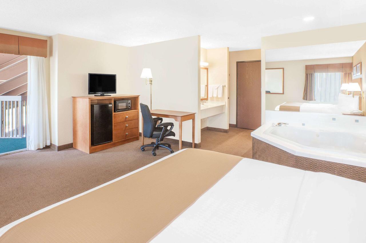 Baymont By Wyndham Port Huron Exterior foto